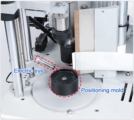 Máy Dán Màng Chai Lục Giác Tứ Giác Bán Tự Động Giá Rẻ 8 Mắt đọc được sử dụng để phát hiện chai, nó sẽ gửi tín hiệu đến các hệ thống và kiểm soát các máy tính để làm việc. Khuôn có thể được tùy chỉnh theo các hình dạng của chai. Điều này làm cho nó có thể để dán nhãn trên không liên tục trên chai, cải thiện khả năng dán nhãn.