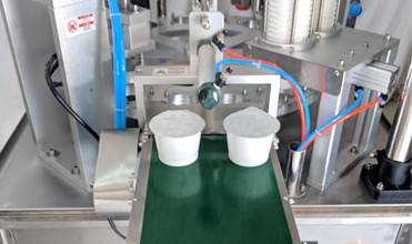 Băng tải máy đóng gói sữa chua tự động phân phối, dễ dàng lấy ra  Ngoài ra có thể kết nối với máy in date để in date