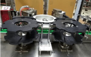 Mâm xoay cố định và vận chuyển chai khi dán nhãn