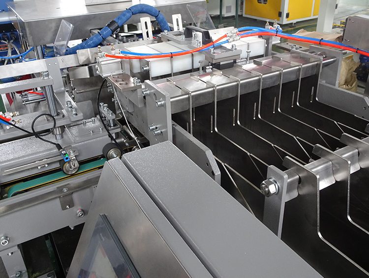 Rãnh phân loại chai lọ đầu vào Máy đóng gói thùng carton gồm Đếm Xếp và Đóng thùng