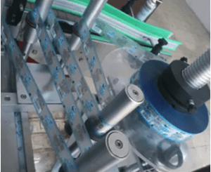 Trụ chứa nhãn và cảm biến tốc độ cấp nhãn